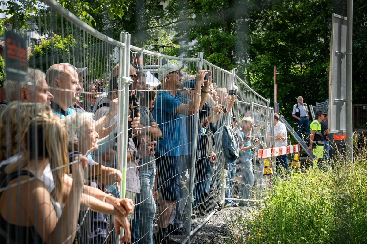 Transport von Brueckenplatte über dem Aabach in Niederuster.